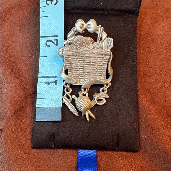 Longaberger pin pewter molded sewing theme Rarely offered!🐈‍⬛ - Picture 5 of 5